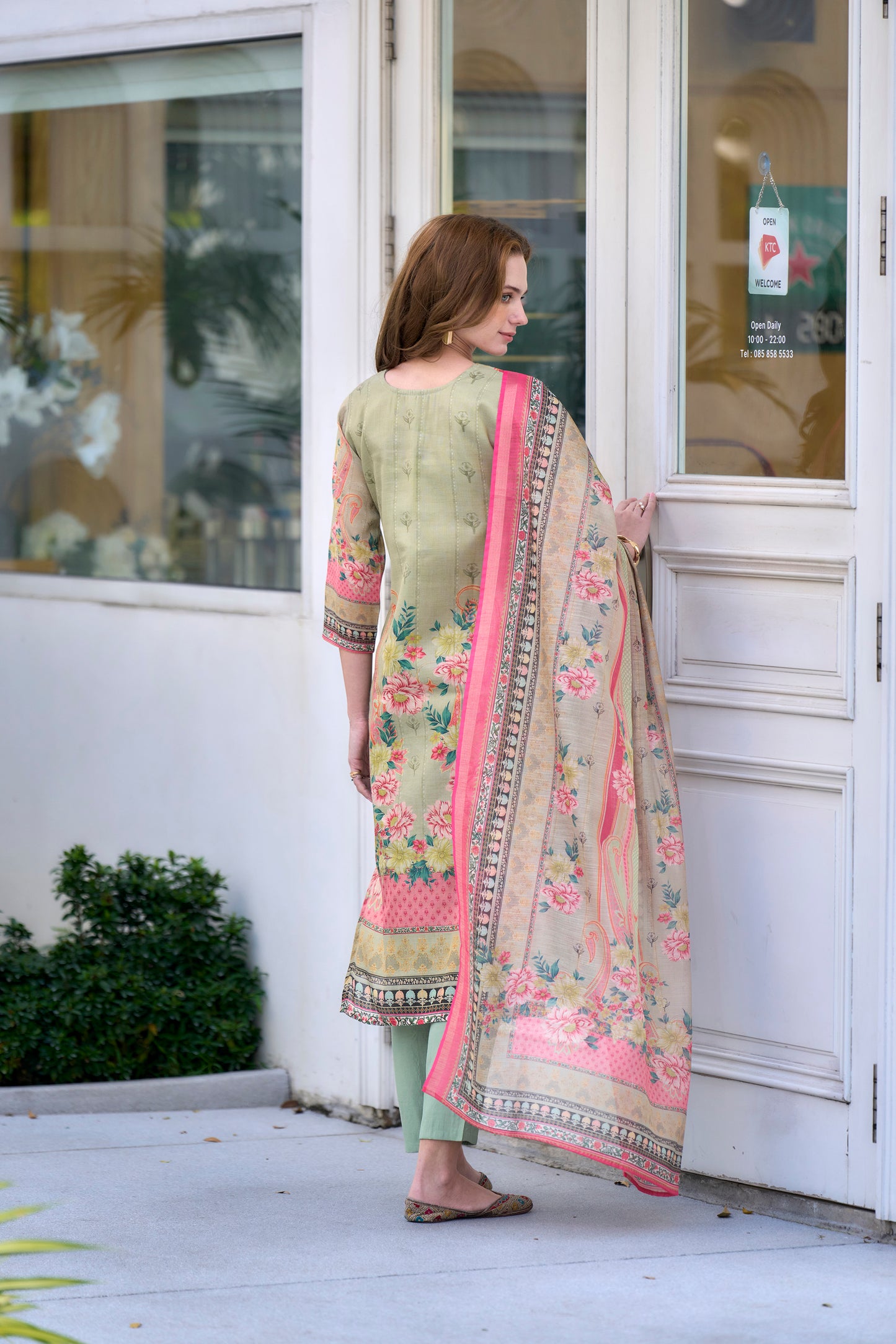 Elegant Pista Green Silk Blend Kurta Set with Embroidered Dupatta