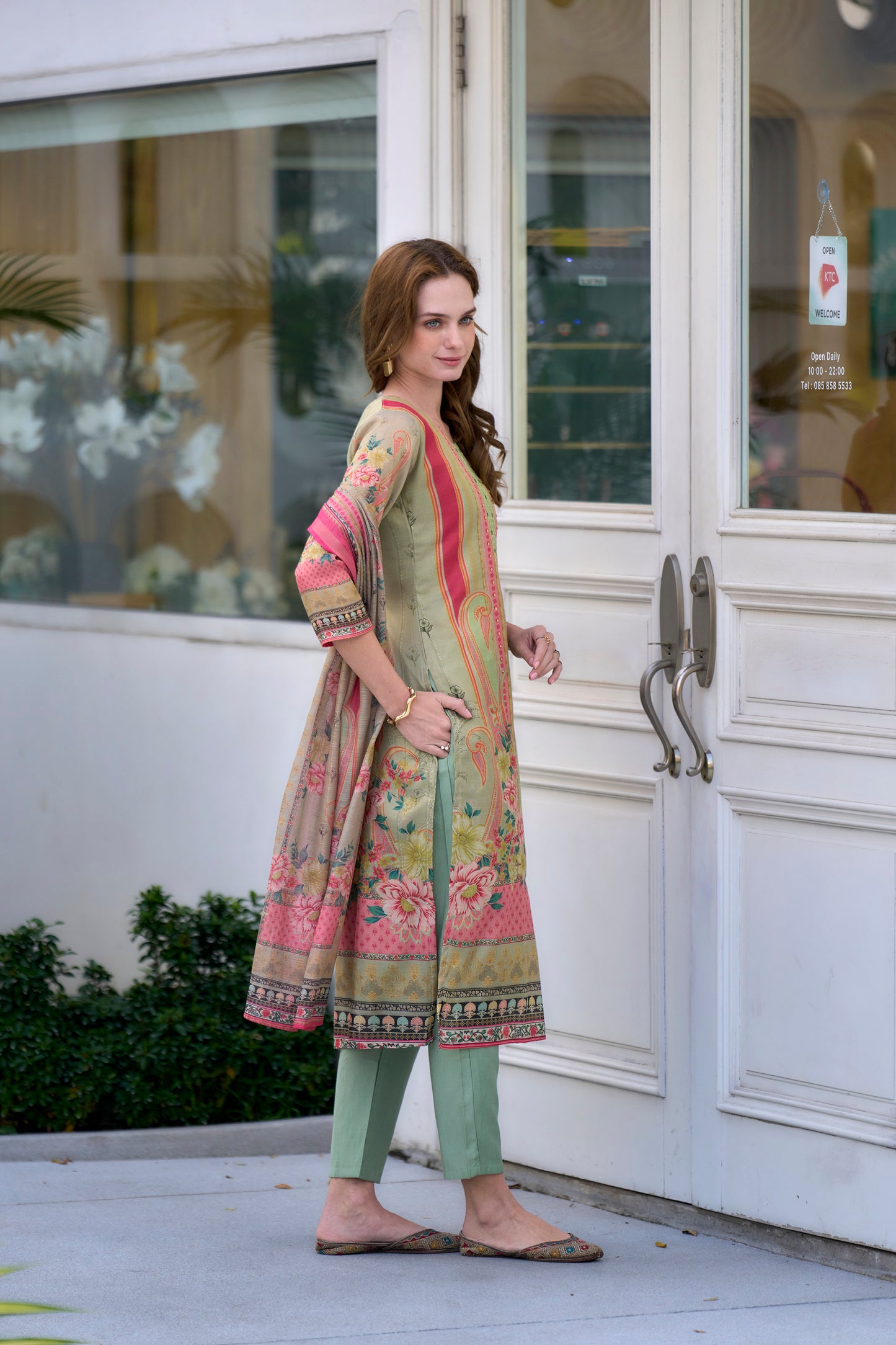Elegant Pista Green Silk Blend Kurta Set with Embroidered Dupatta