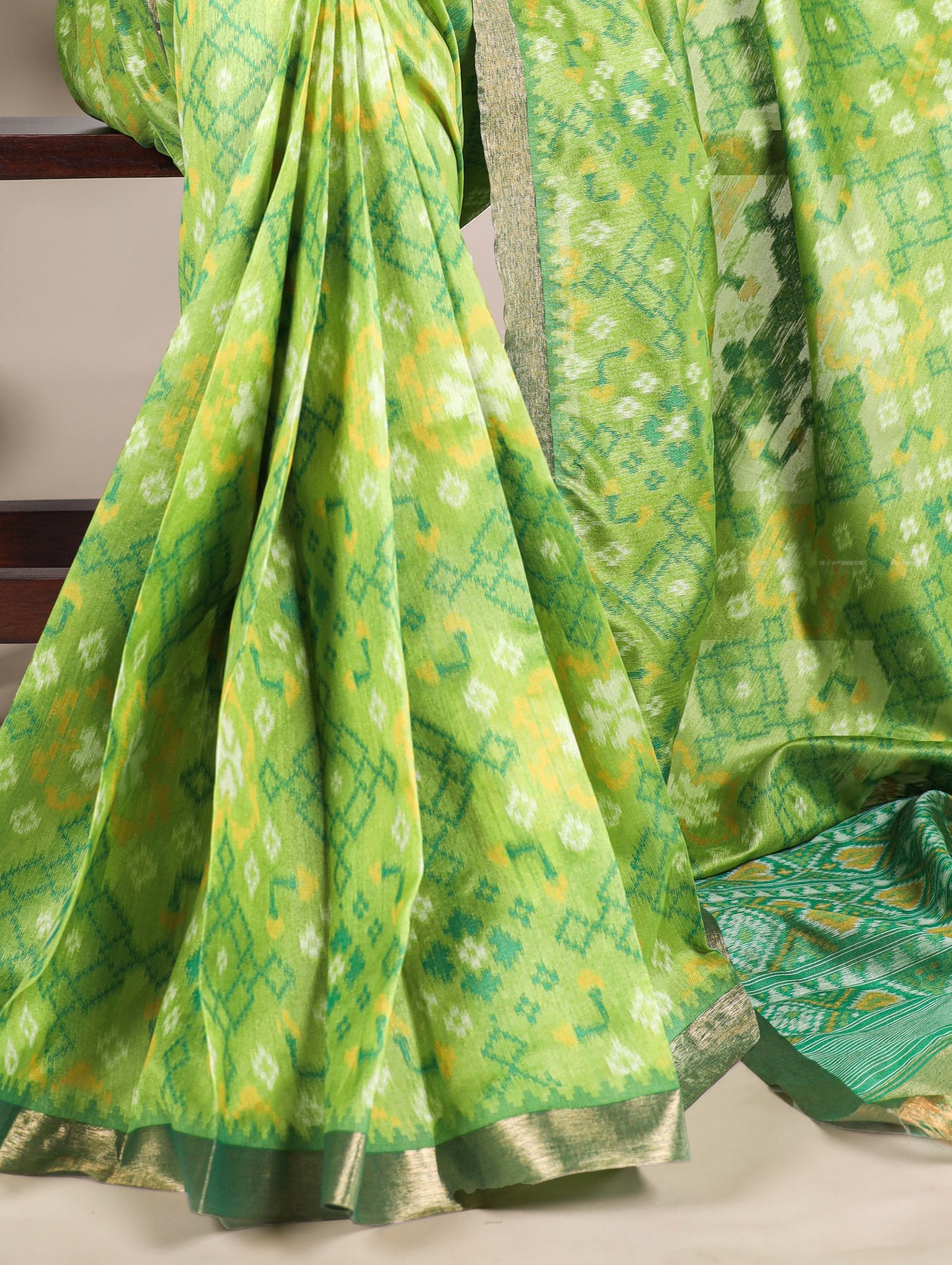 Parrot Green Patola Love Jacquard Silk Saree with Zari Weaving Work & Unstitched Blouse