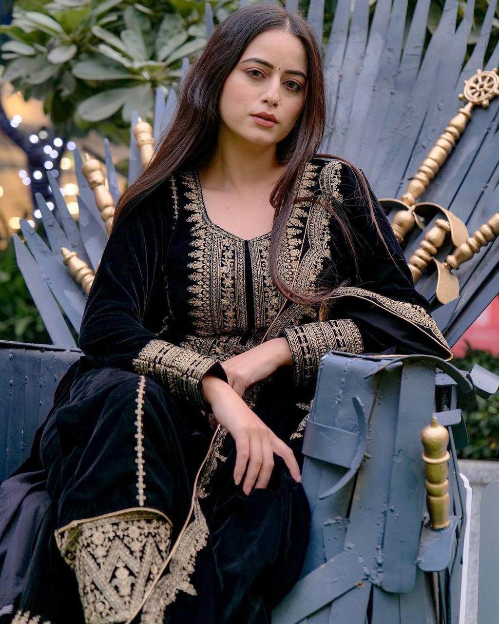 Heavy Viscose Velvet Embroidered Black Suit Set with Dupatta – Ready-to-Wear Ethnic Outfit for Women