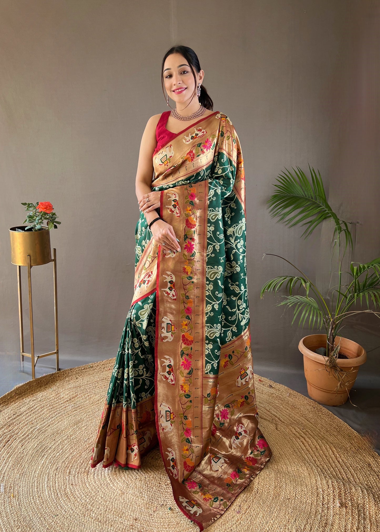 Women Paisley Green Woven Saree with Contrast Border