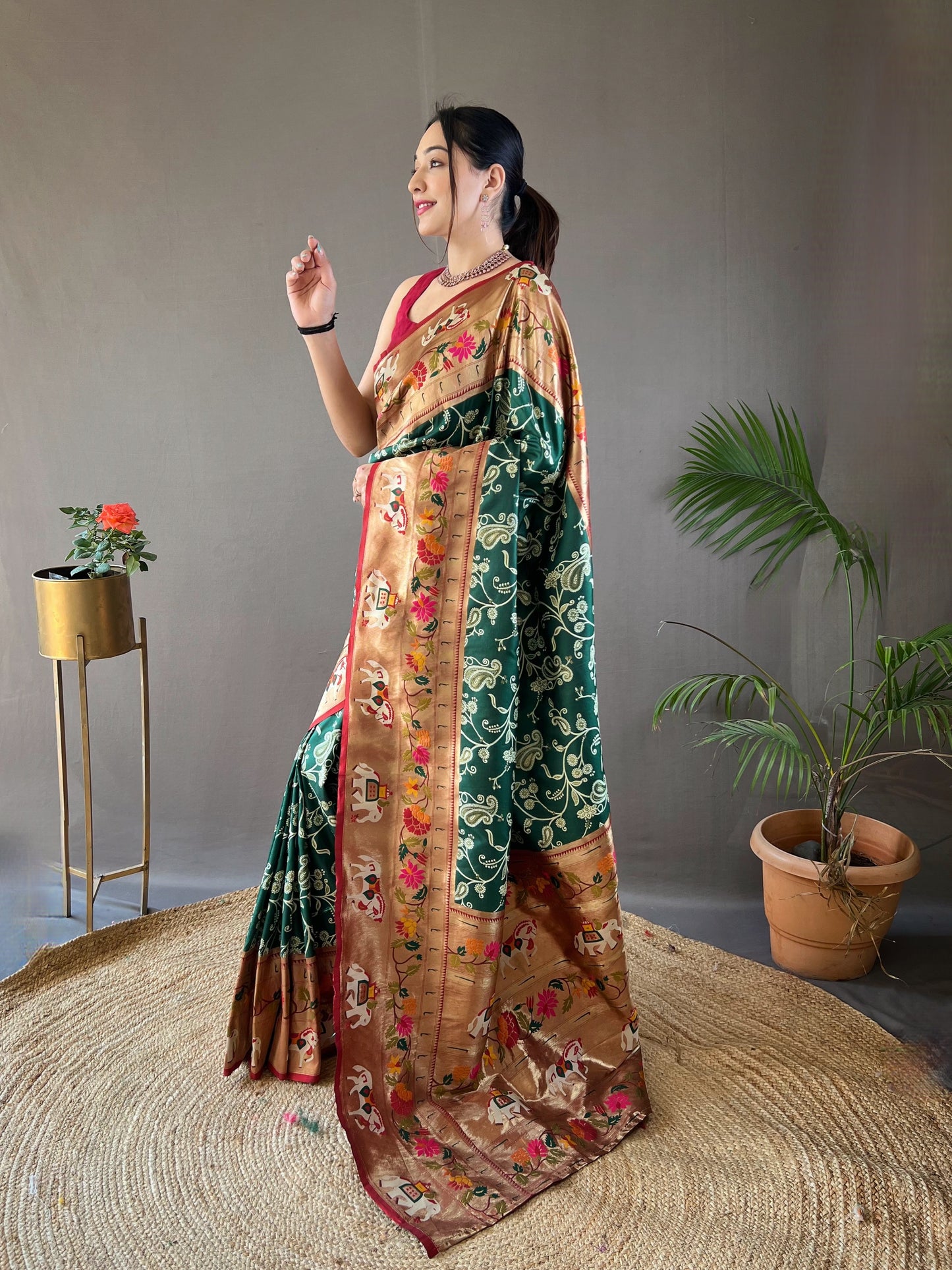 Women Paisley Green Woven Saree with Contrast Border