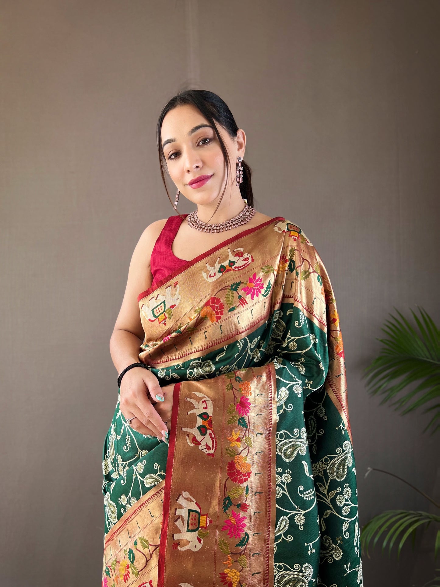 Women Paisley Green Woven Saree with Contrast Border