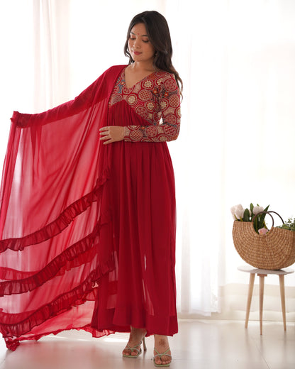Pure Fox Georgette Embroidered Kurta Set With Pants And Dupatta By Stylish Ethnic