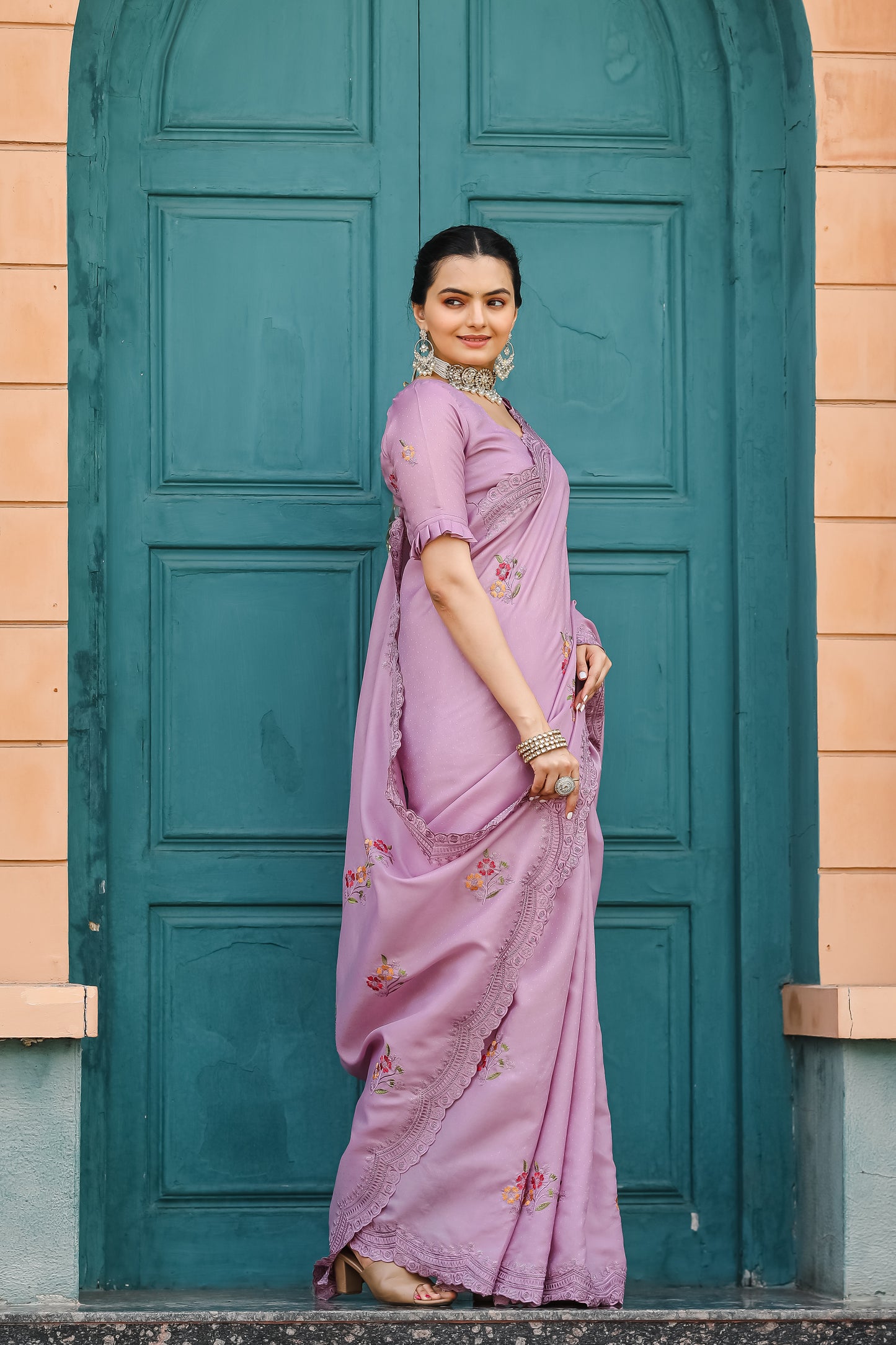 Women Embroidered Lavender Saree with Contrast Border