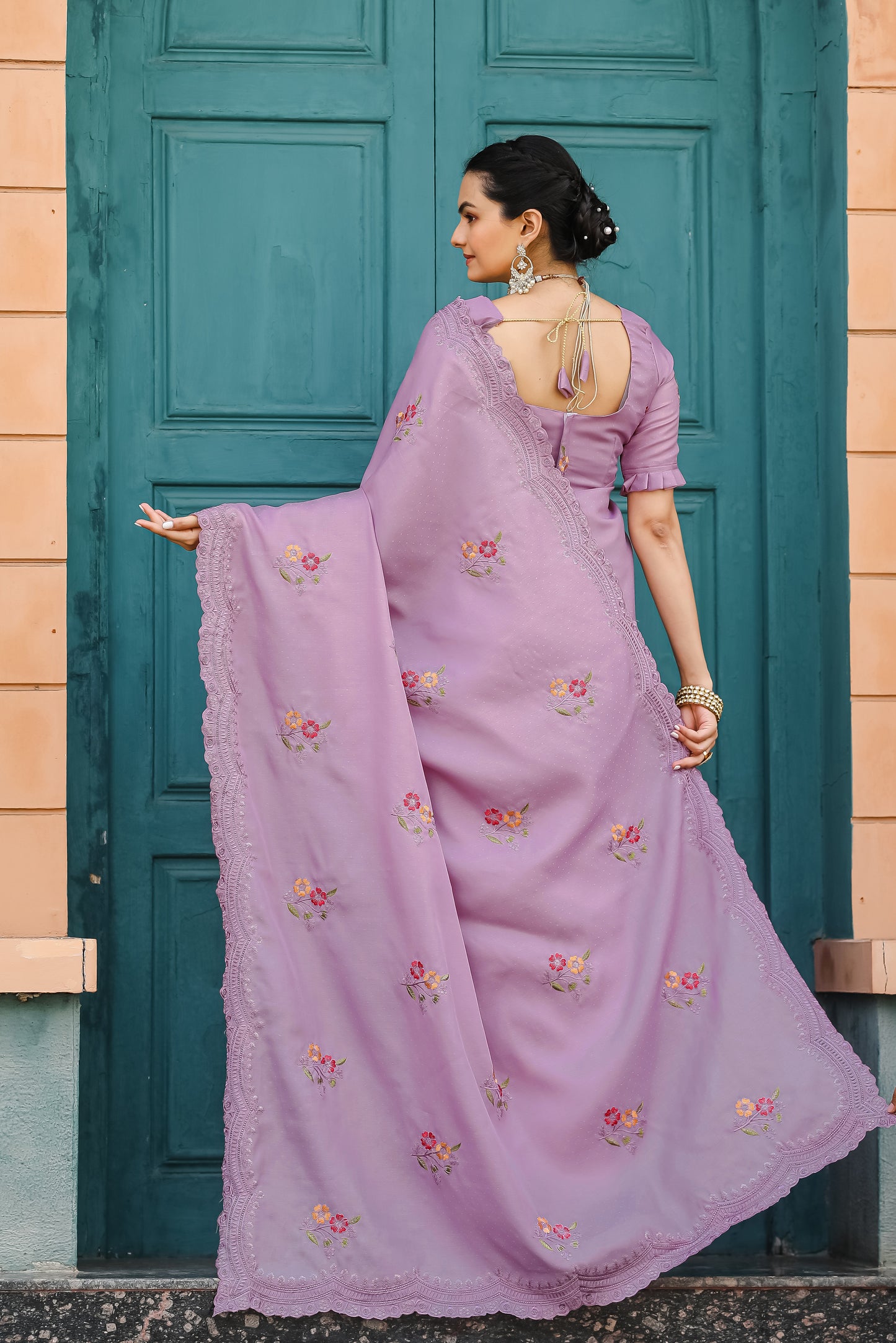 Women Embroidered Lavender Saree with Contrast Border