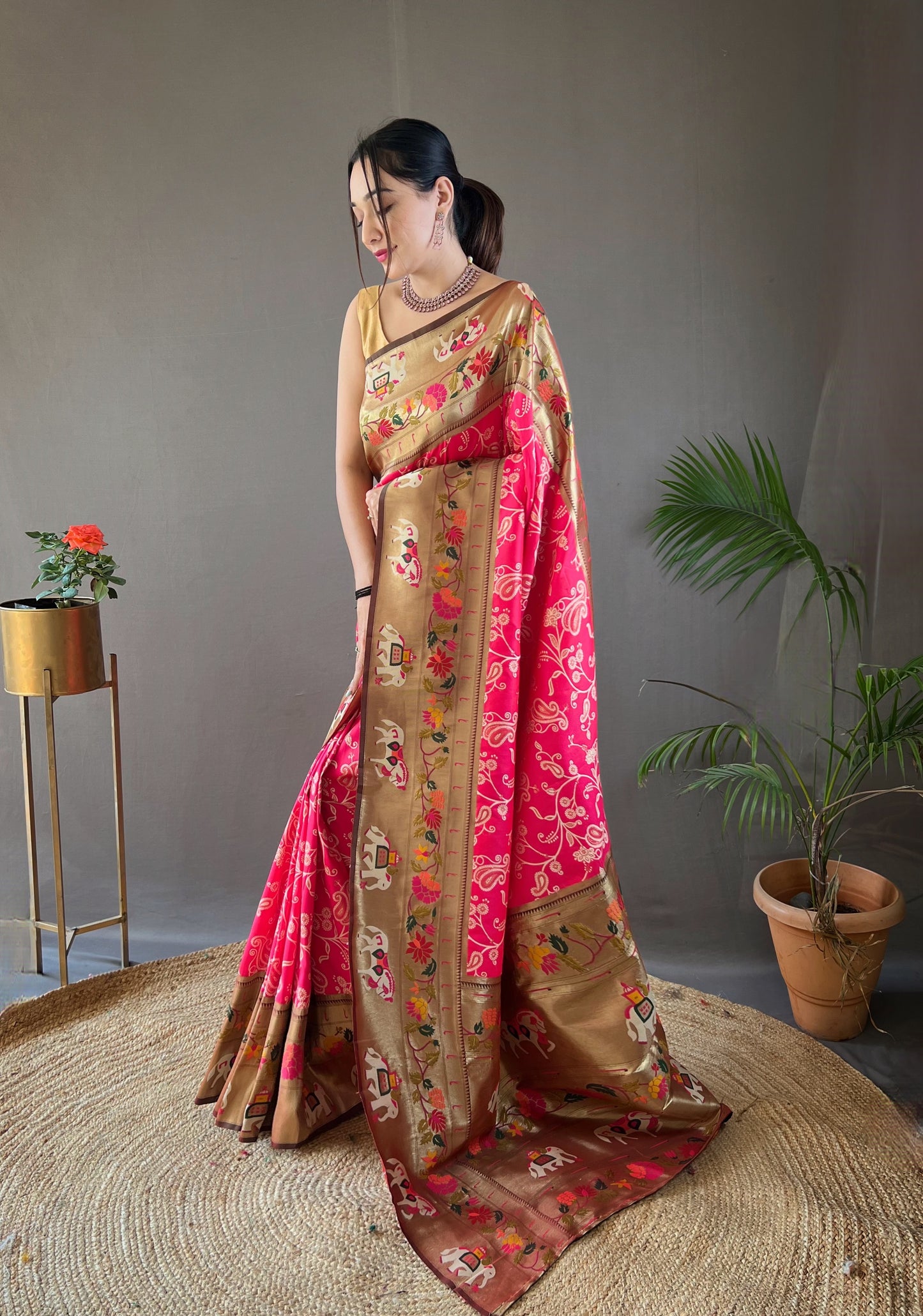 Women Paisley Pink Woven Saree with Contrast Border