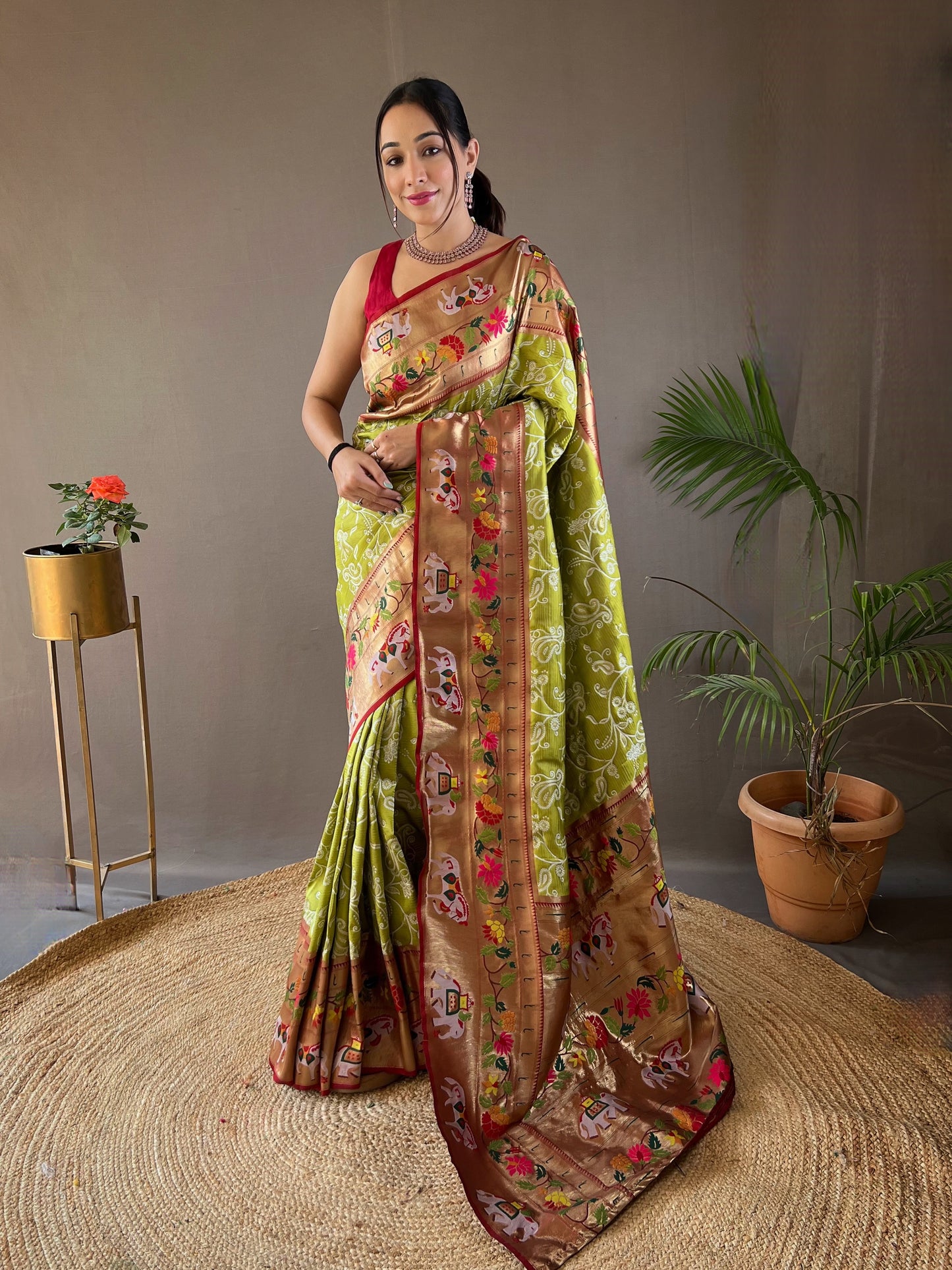 Women Paisley Green Woven Saree with Contrast Border