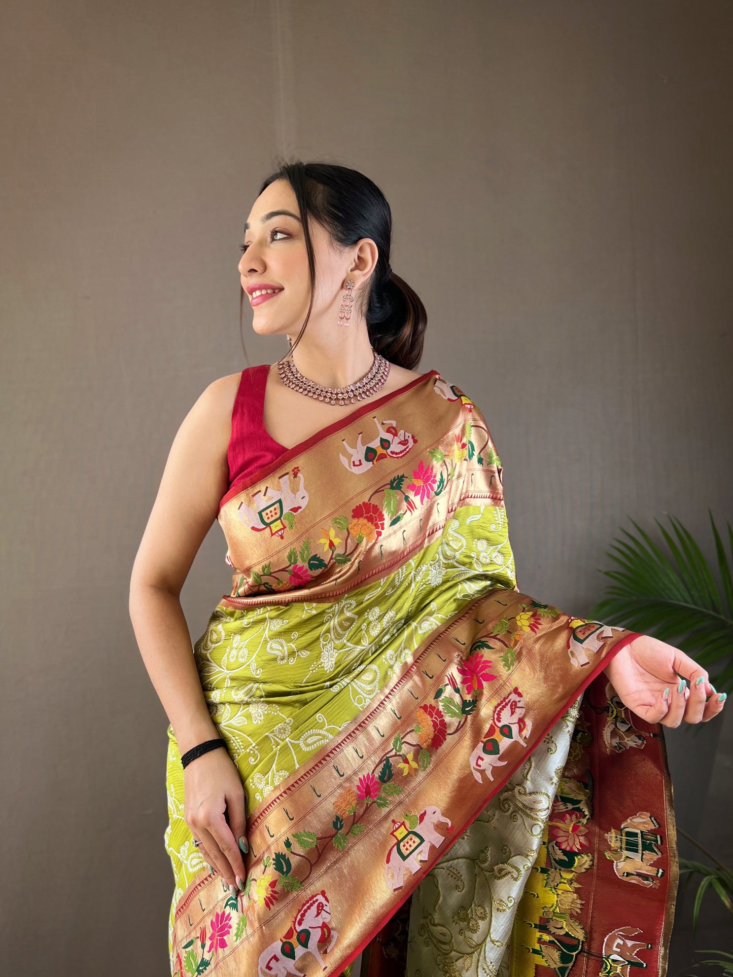 Women Paisley Green Woven Saree with Contrast Border