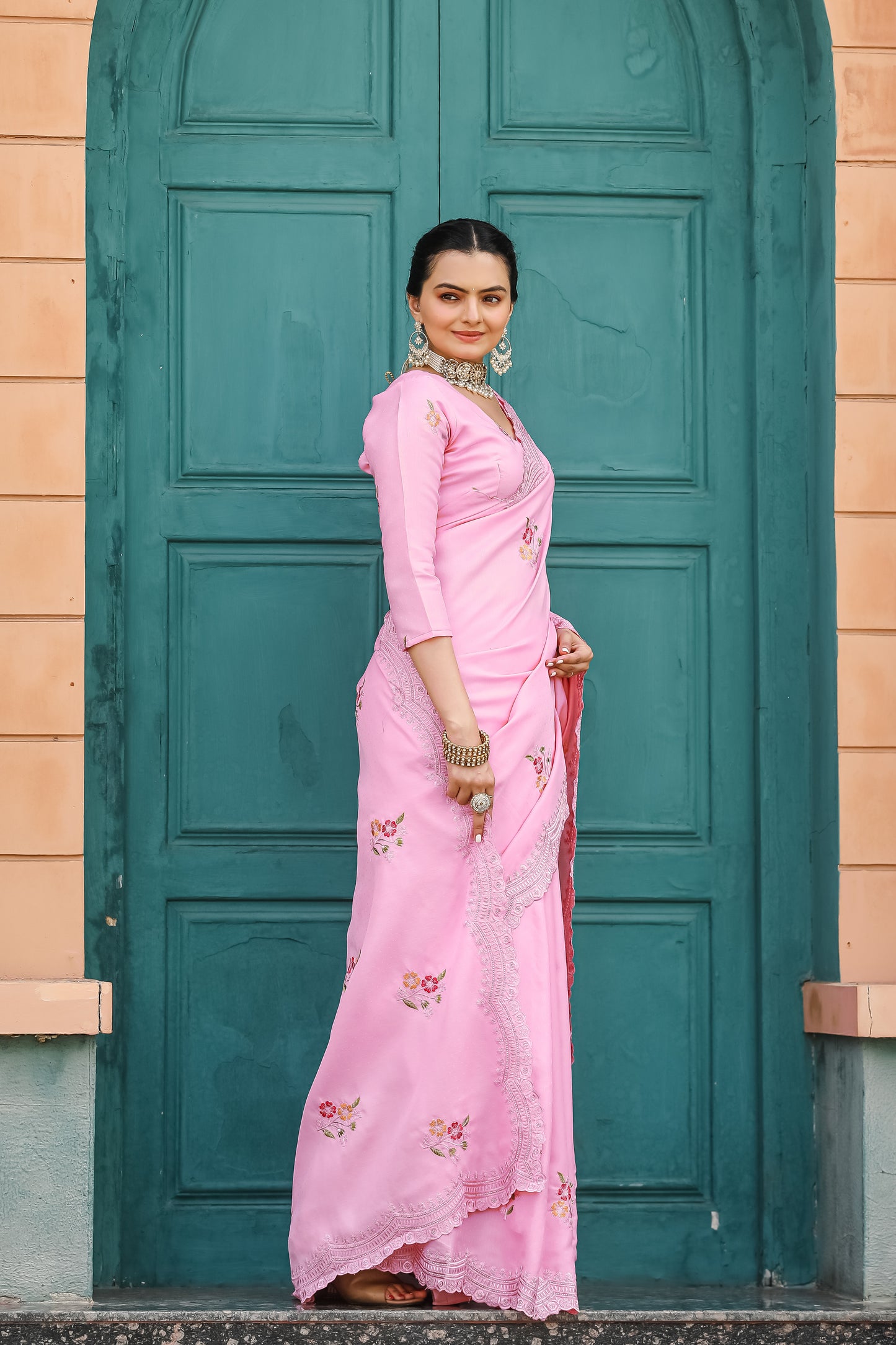 Women Embroidered Pink Saree with Contrast Border