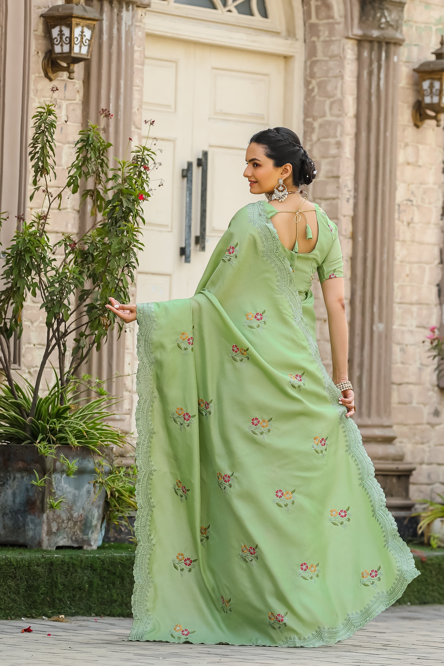 Women Embroidered Green Saree with Contrast Border