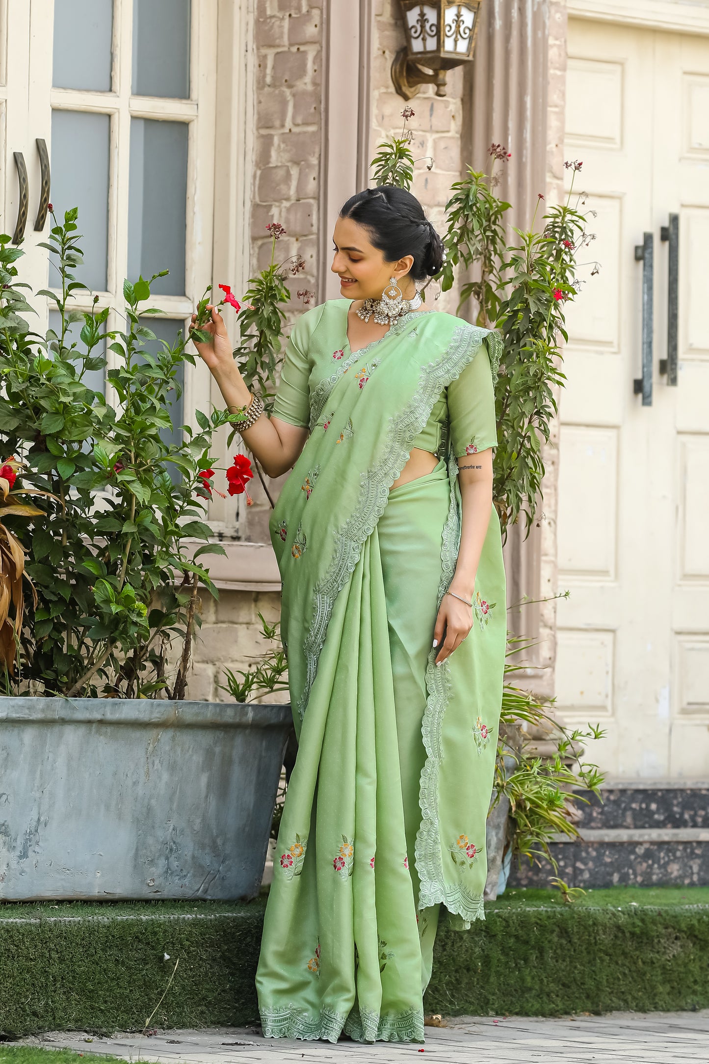 Women Embroidered Green Saree with Contrast Border