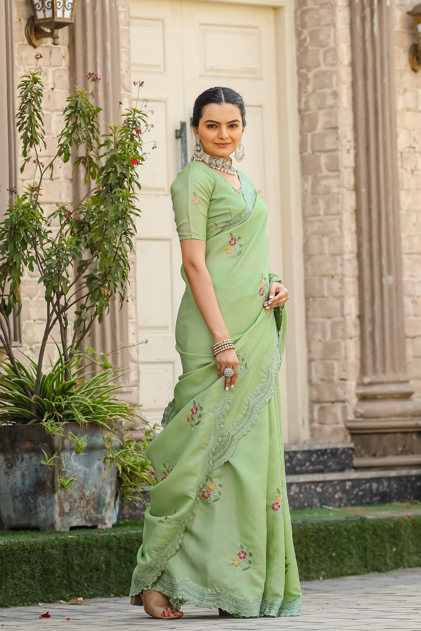 Women Embroidered Green Saree with Contrast Border