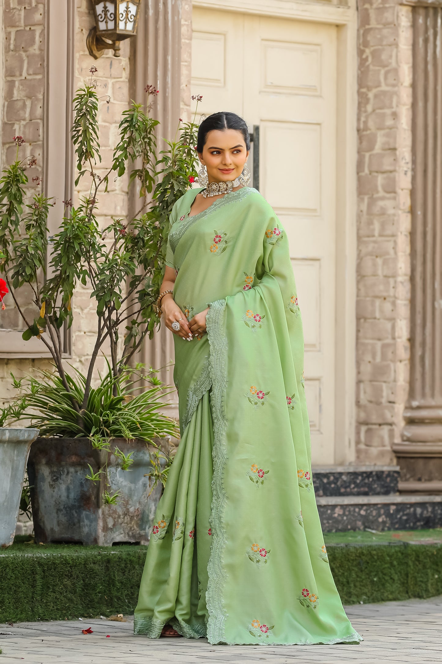 Women Embroidered Green Saree with Contrast Border