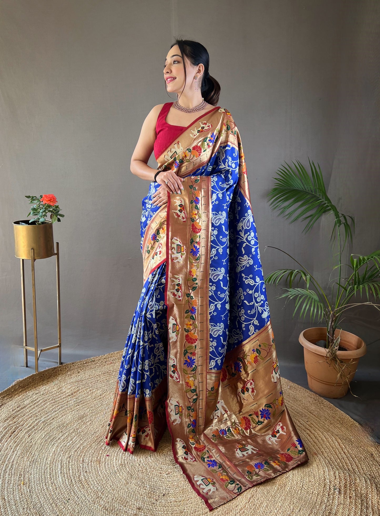 Women Paisley Blue Woven Saree with Contrast Border