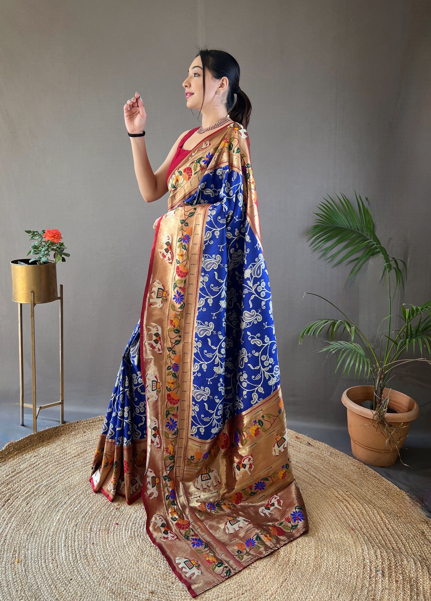 Women Paisley Blue Woven Saree with Contrast Border