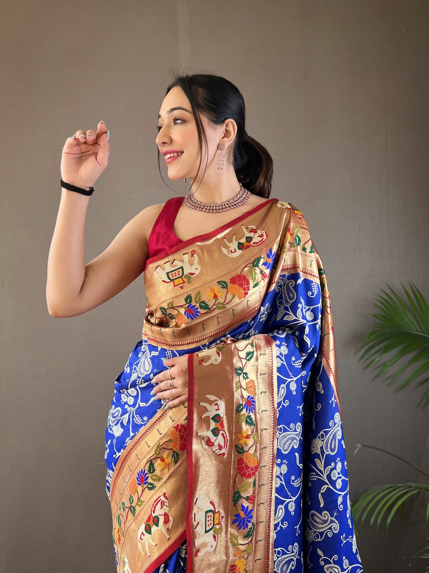 Women Paisley Blue Woven Saree with Contrast Border