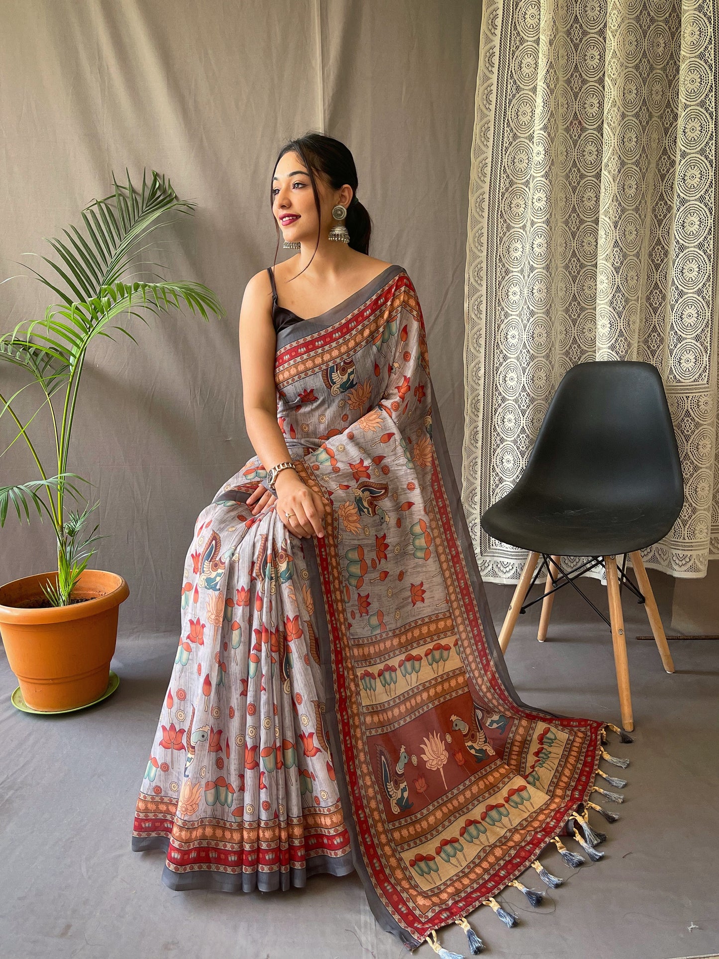 Fairytale Grey Kalamkari Printed Saree With Adorable Blouse Piece