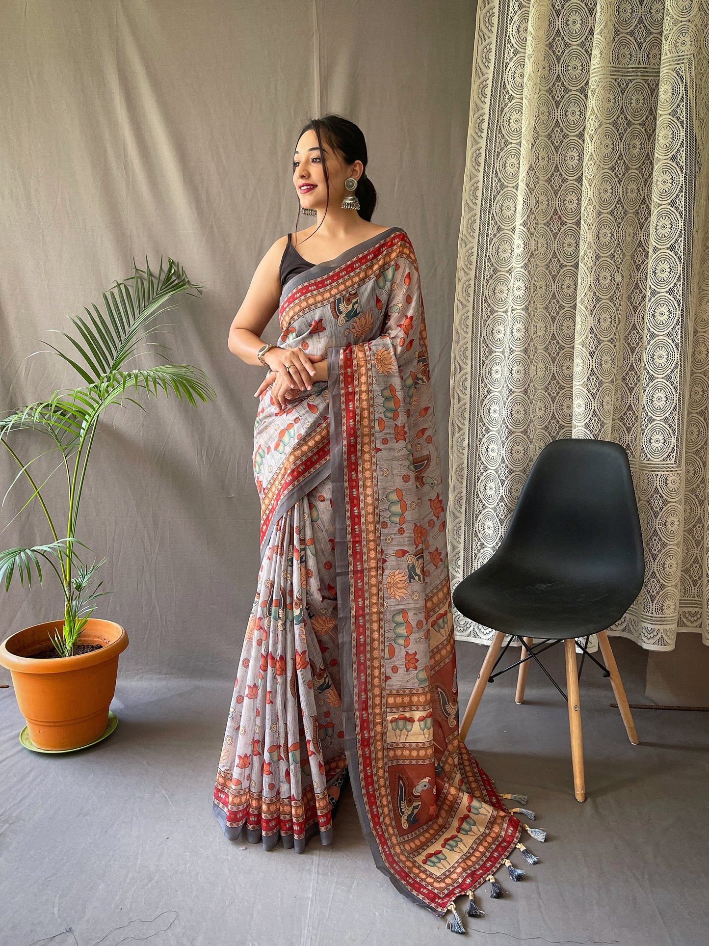 Fairytale Grey Kalamkari Printed Saree With Adorable Blouse Piece