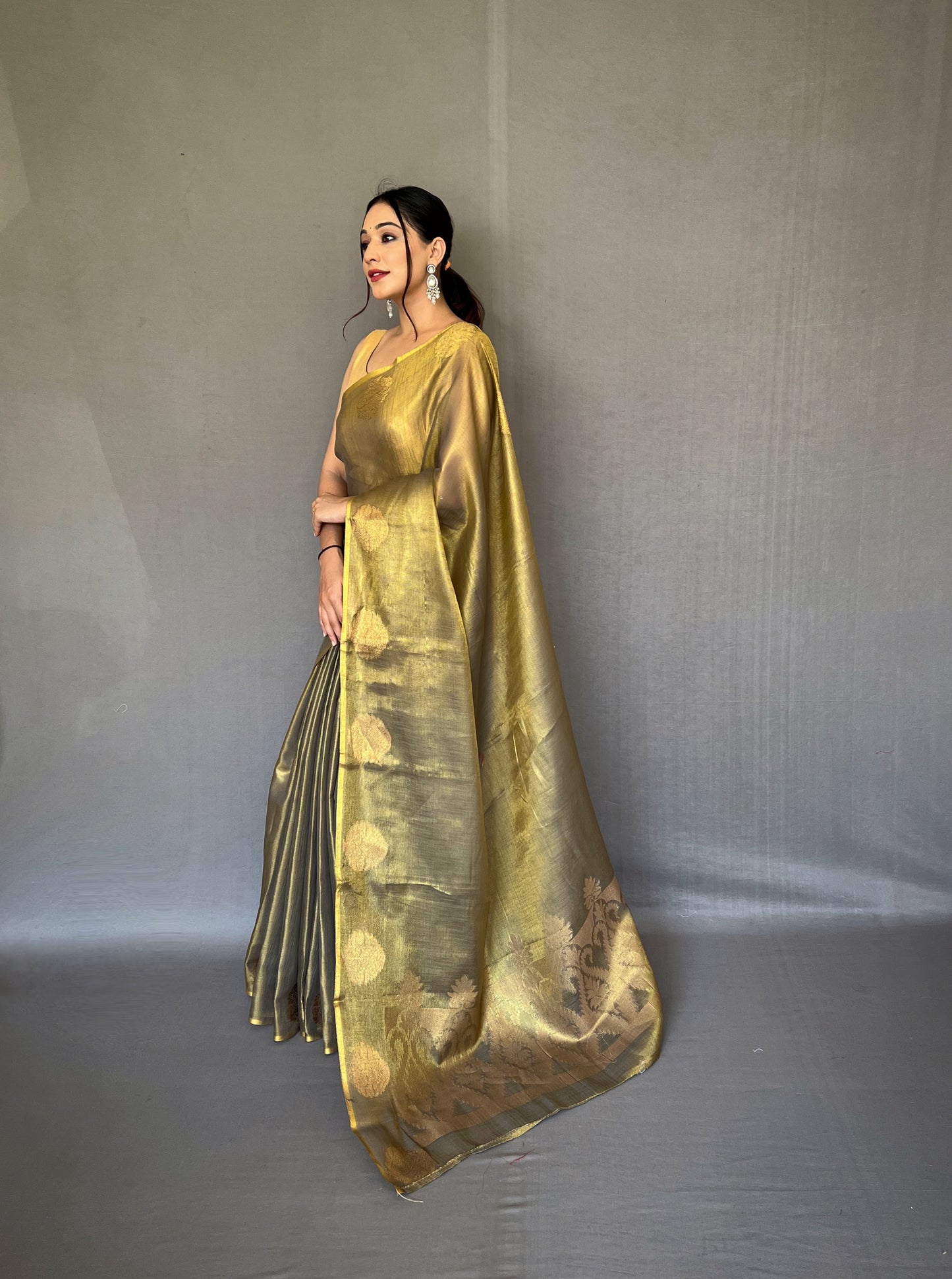 Mehendi green & Gold-Toned Woven Design Zari Tissue Saree