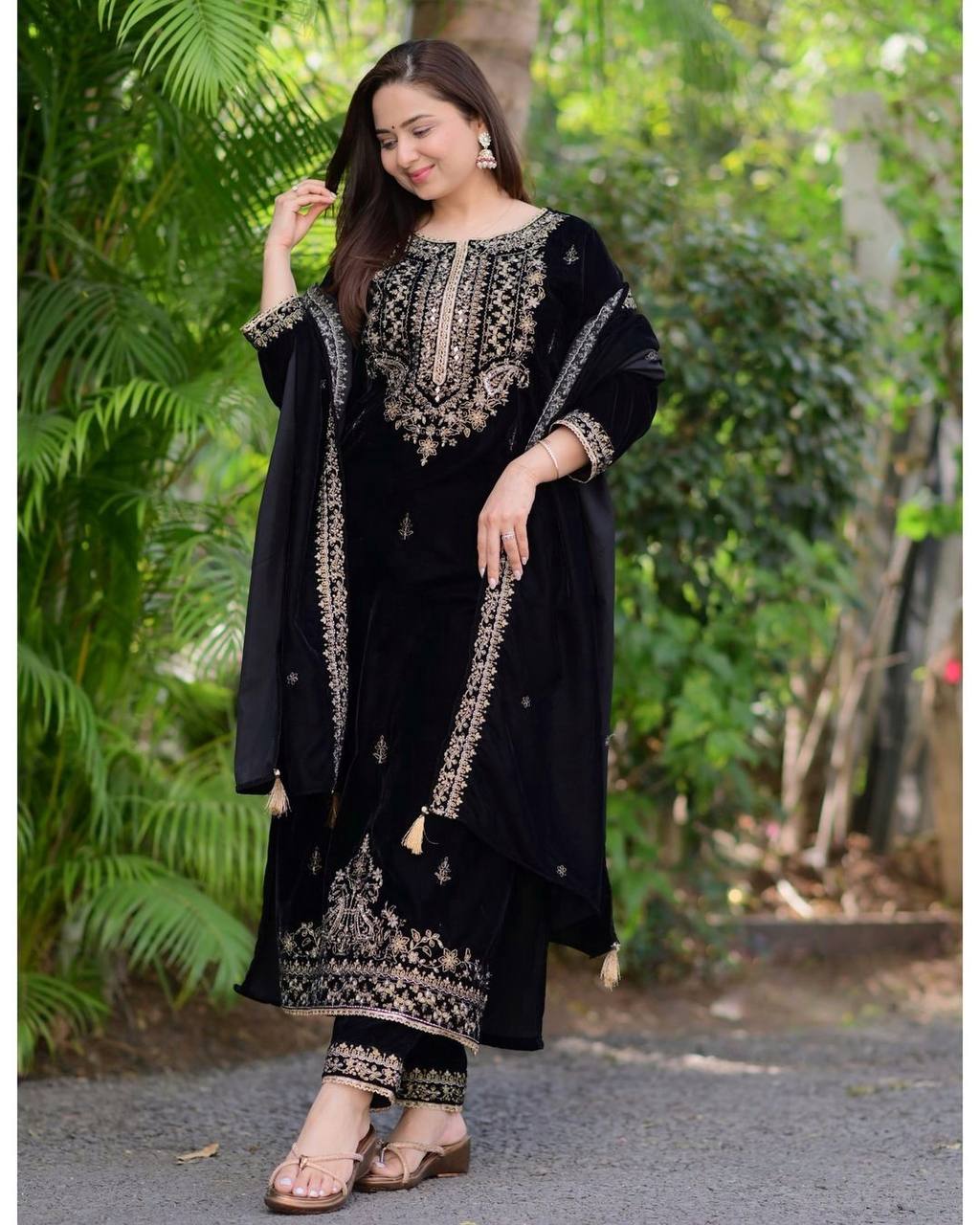 Thread Embroidery Work Winter Wear Velvet Suit for Women