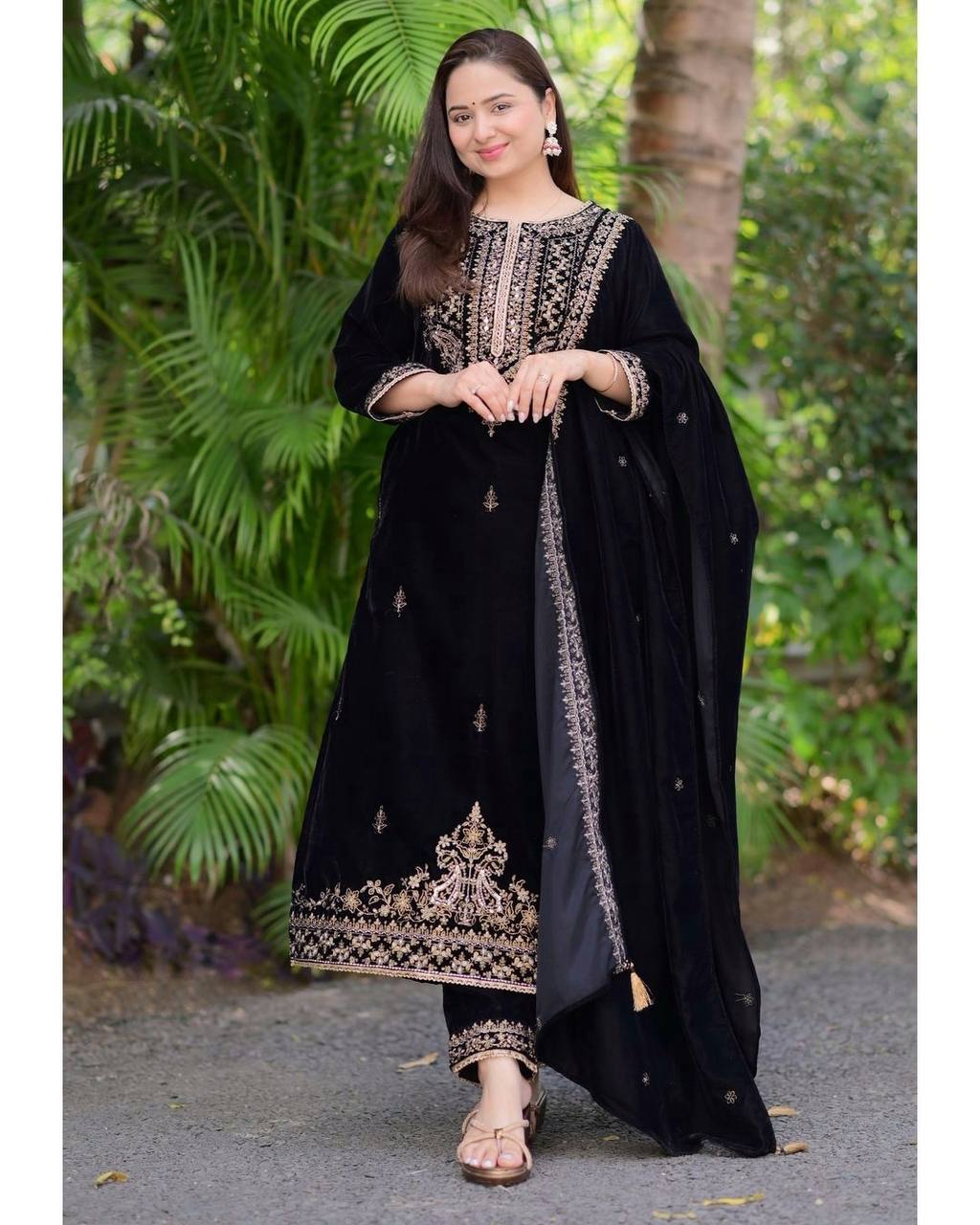 Thread Embroidery Work Winter Wear Velvet Suit for Women