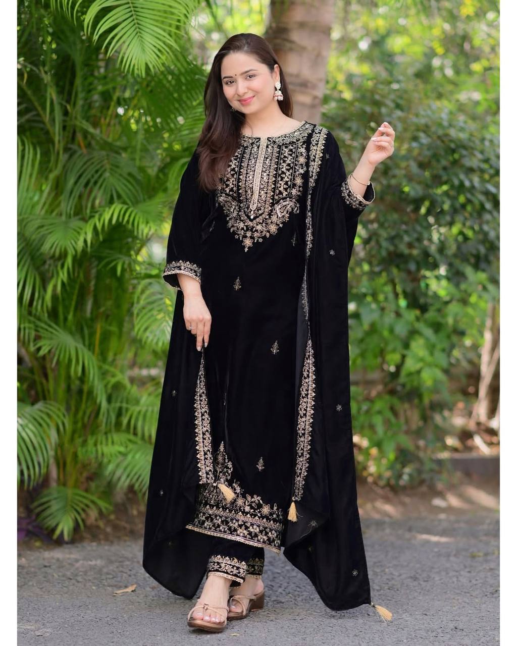 Thread Embroidery Work Winter Wear Velvet Suit for Women