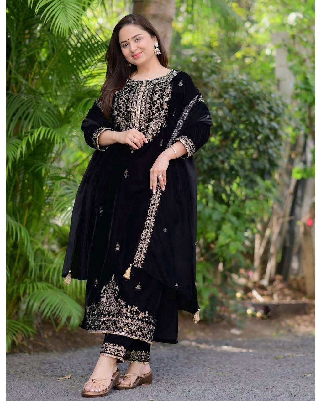 Thread Embroidery Work Winter Wear Velvet Suit for Women