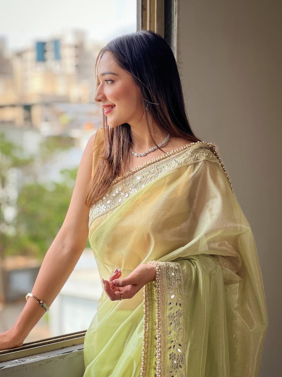 Women's Silver Tissue Silk Solid Pista Saree & Un Stich Blouse